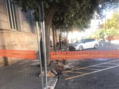 Rifacimento marciapiede in Via L. Pepe: Gli alunni del plesso “Bosco” utilizzeranno l’ingresso L.go Mons. Pignatelli